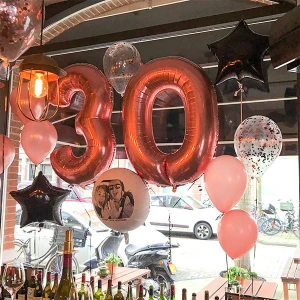 Restaurant verjaardag ballonnen aankleding